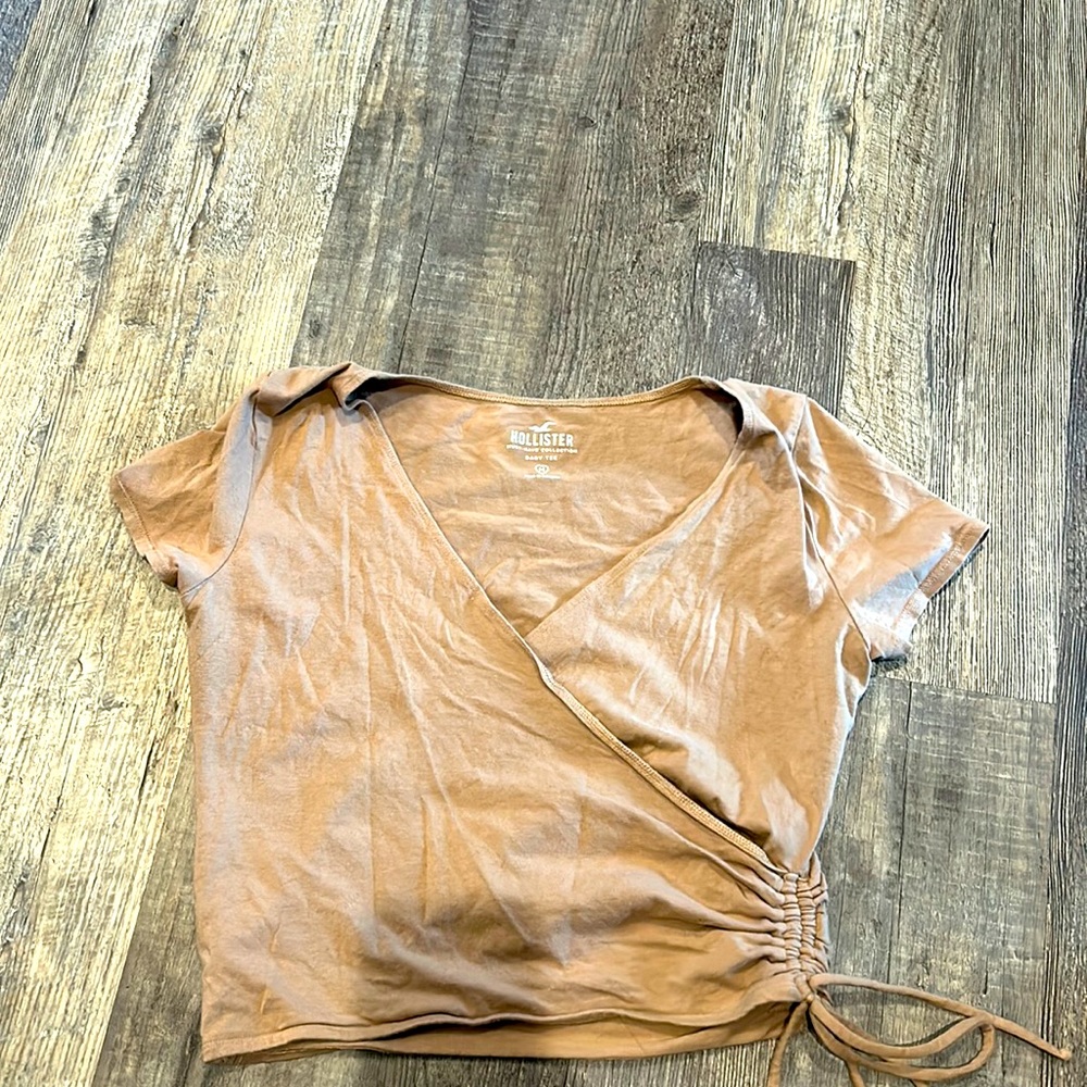 Brown Hollister Baby Tee Size Medium